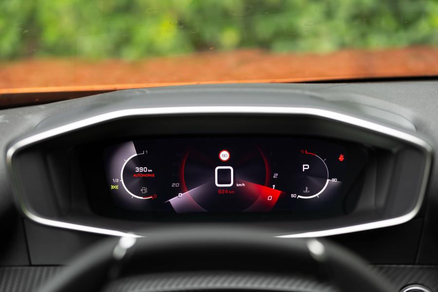 Панель приборов Peugeot 2008 GT 2019 года  (WW) (фото 37 из 45)